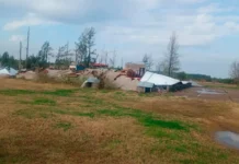 El temporal dejó 35 casas sin techo en La Criolla y el y Frtigerio les ofreció 26 chapas.