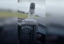 Borrachín se filmó tomando whisky mientras manejaba, lo identificaron y pidieron que le quiten la licencia