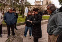 CONCORDIA: Jubilados de Plaza 25 de Mayo entregaron petitorio por la crisis en el sistema de salud de los adultos mayores a la diputada nacional Marclay